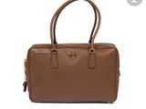 Sac à main Prada en cuir marron avec finitions dorées