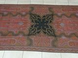 un tapis posé au sol, orné d'un motif de papillon