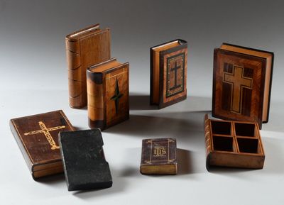 plusieurs petites boîtes en bois ornées d'une croix et d'une bible