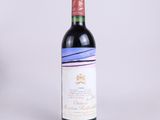 une bouteille de vin rouge posée sur une table blanche