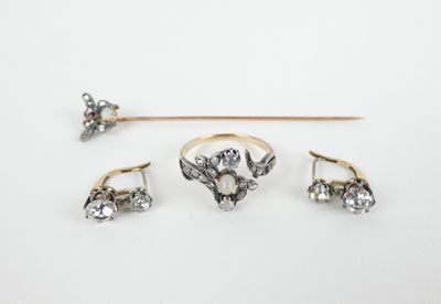 un ensemble composé de trois anneaux et d'un bâton posé sur une surface blanche