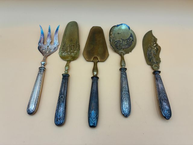 Cinq couverts de service manche argent fourré Minerve et métal do