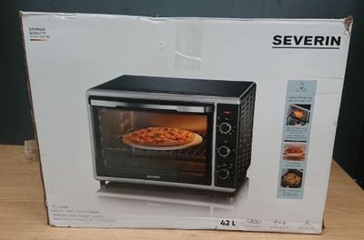 emballage pour four à micro-ondes posé sur une table, contenant une pizza