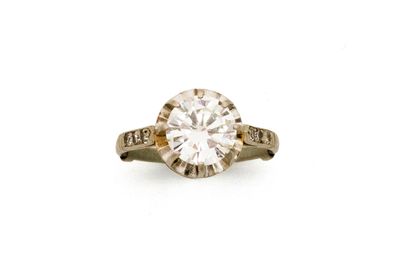 une vieille bague en or jaune sertie d'un diamant taillé et de diamants