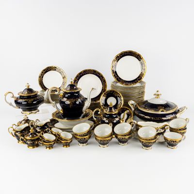 un assortiment d'assiettes, de tasses et de soucoupes en porcelaine noire et blanche