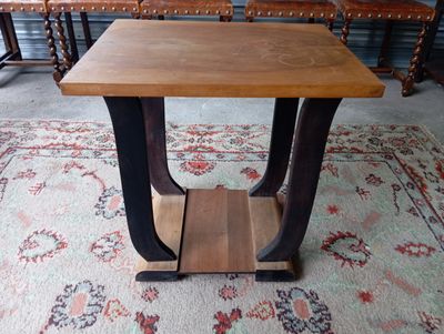 une petite table avec un plateau en bois posée sur un tapis