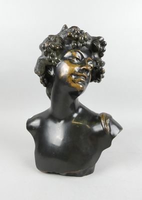une image représentant le buste d'une femme aux cheveux bouclés