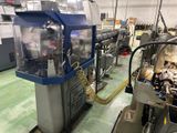 une machine qui se trouve dans une pièce où il y a de nombreuses machines