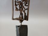 statue d'une femme dans un miroir, avec un oiseau posé sur un rocher