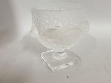 un bol en verre transparent orné d'un motif floral