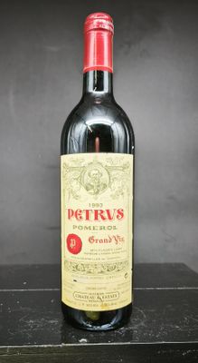 une bouteille de vin posée sur une table