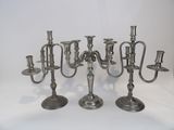 trois chandeliers en argent sur fond blanc, avec un fond blanc