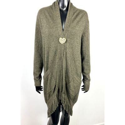 une photo d'un mannequin portant un pull à franges