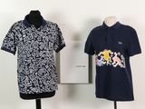 deux chemises posées sur un présentoir à mannequin, avec une boîte blanche en arrière-plan