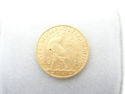 gros plan d'une pièce d'or sur une surface blanche