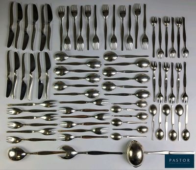 beaucoup de cuillères, de fourchettes et de cuillères-fourchettes disposées sur une table