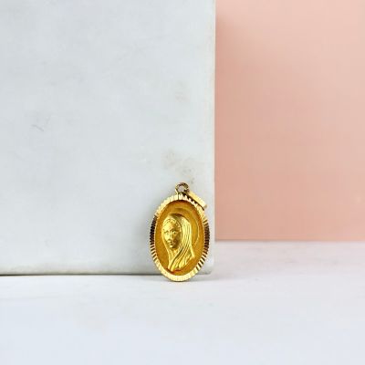 un gros plan d'une médaille d'or posée sur un bloc de marbre