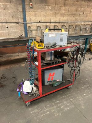 un chariot rouge sur lequel se trouvent de nombreux outils