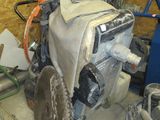 une photo d'une machine en cours de réparation