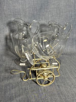deux vases en verre transparent posés sur un chariot en métal