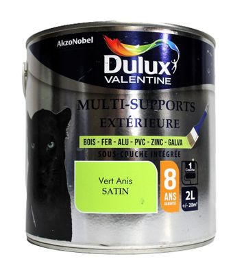gros plan d'un pot de peinture sur fond blanc