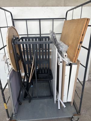 un chariot en métal sur lequel se trouvent une chaise et une table