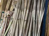 beaucoup de rouleaux de papier sur les étagères