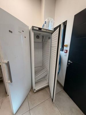 un réfrigérateur ouvert dans un coin de la pièce