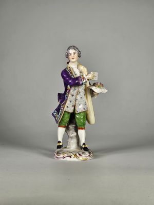 une figurine représentant un homme vêtu d'un manteau violet et d'un pantalon vert