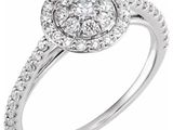 une bague de fiançailles en or blanc sertie d'un diamant rond en son centre