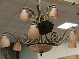 un lustre auquel est suspendu un bouquet de fleurs