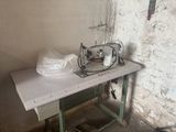 une machine à coudre posée sur une table dans une pièce