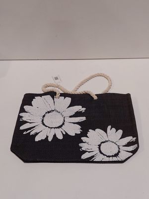 un sac à main noir et blanc orné de fleurs blanches