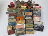 un grand nombre de boîtes de conserve posées sur une table