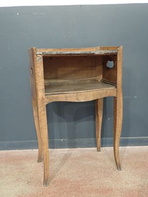 une petite table en bois surmontée d'une étagère