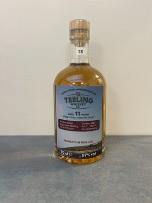 l'image d'une bouteille de whisky posée sur une table