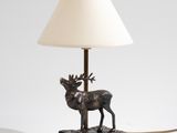 une lampe ornée d'un cerf, posée sur une table