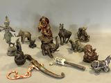 un grand nombre de figurines posées sur une table
