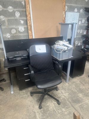 un bureau avec une chaise et un ordinateur dessus