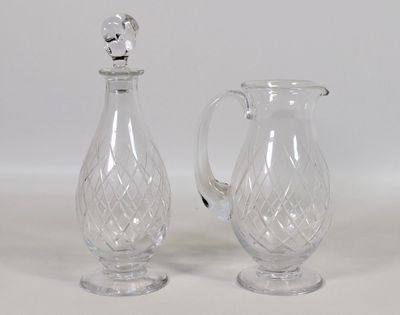 deux vases en verre transparent posés l'un à côté de l'autre sur une surface blanche