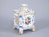 un vase blanc et bleu orné d'un motif floral