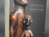 un livre sur lequel figure l'image d'une femme tenant un enfant dans ses bras