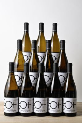 six bouteilles de vin posées sur une table en bois