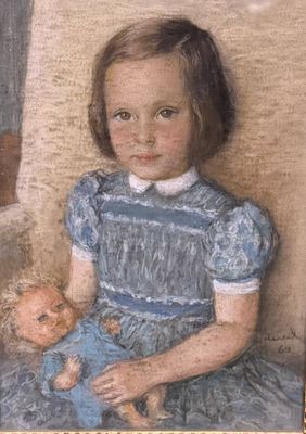 tableau représentant une petite fille tenant une poupée vêtue d'une robe bleue