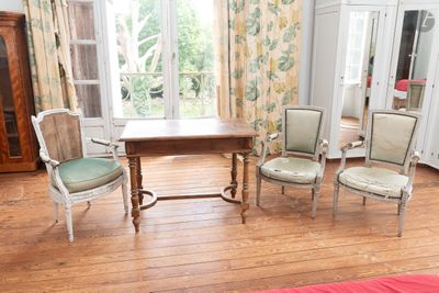 quatre chaises et une table dans une pièce