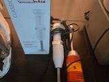 Quelqu'un utilise un aspirateur à main sans fil pour nettoyer le sol