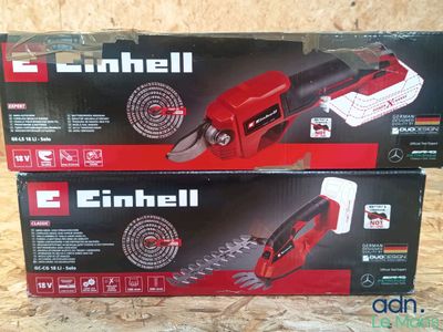 deux caisses d'outils électriques posées sur une table en bois