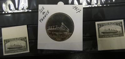 une photo d'une vitrine contenant une image représentant un navire