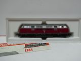 une image représentant un train rouge et blanc exposée dans une boîte blanche