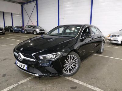 La Mercedes CLA est garée dans un parking avec d'autres voitures